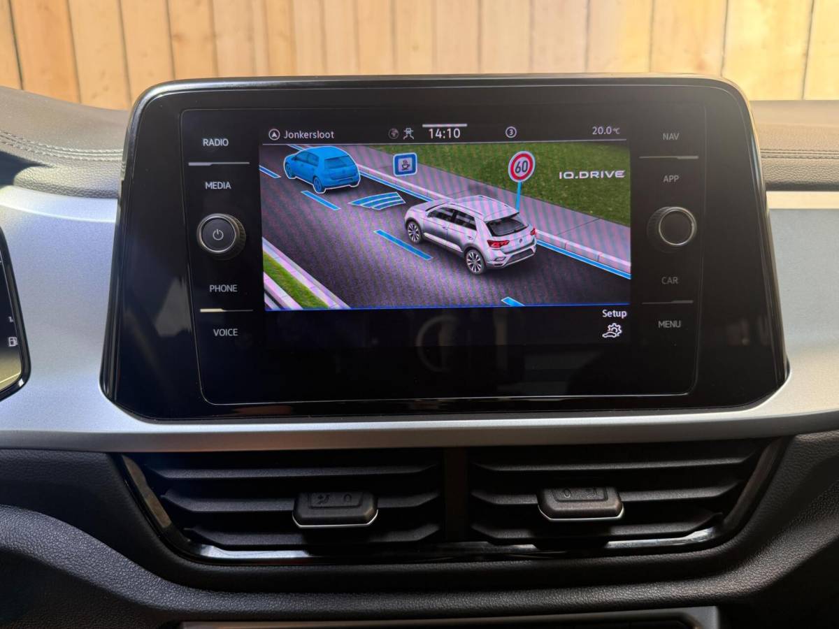Volkswagen T-Roc Volkswagen T-Roc 1.0 TSI Life Business Achteruitrijcamera | Apple CarPlay/Android Auto | Adaptieve cruise control | Climate control | DAB ontvangst | Digitale cockpit | LED koplampen | Voorstoelen verwarmd | Parkeersensoren voor en achter