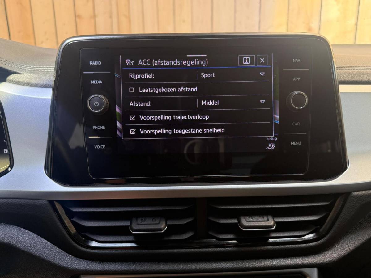 Volkswagen T-Roc Volkswagen T-Roc 1.0 TSI Life Business Achteruitrijcamera | Apple CarPlay/Android Auto | Adaptieve cruise control | Climate control | DAB ontvangst | Digitale cockpit | LED koplampen | Voorstoelen verwarmd | Parkeersensoren voor en achter