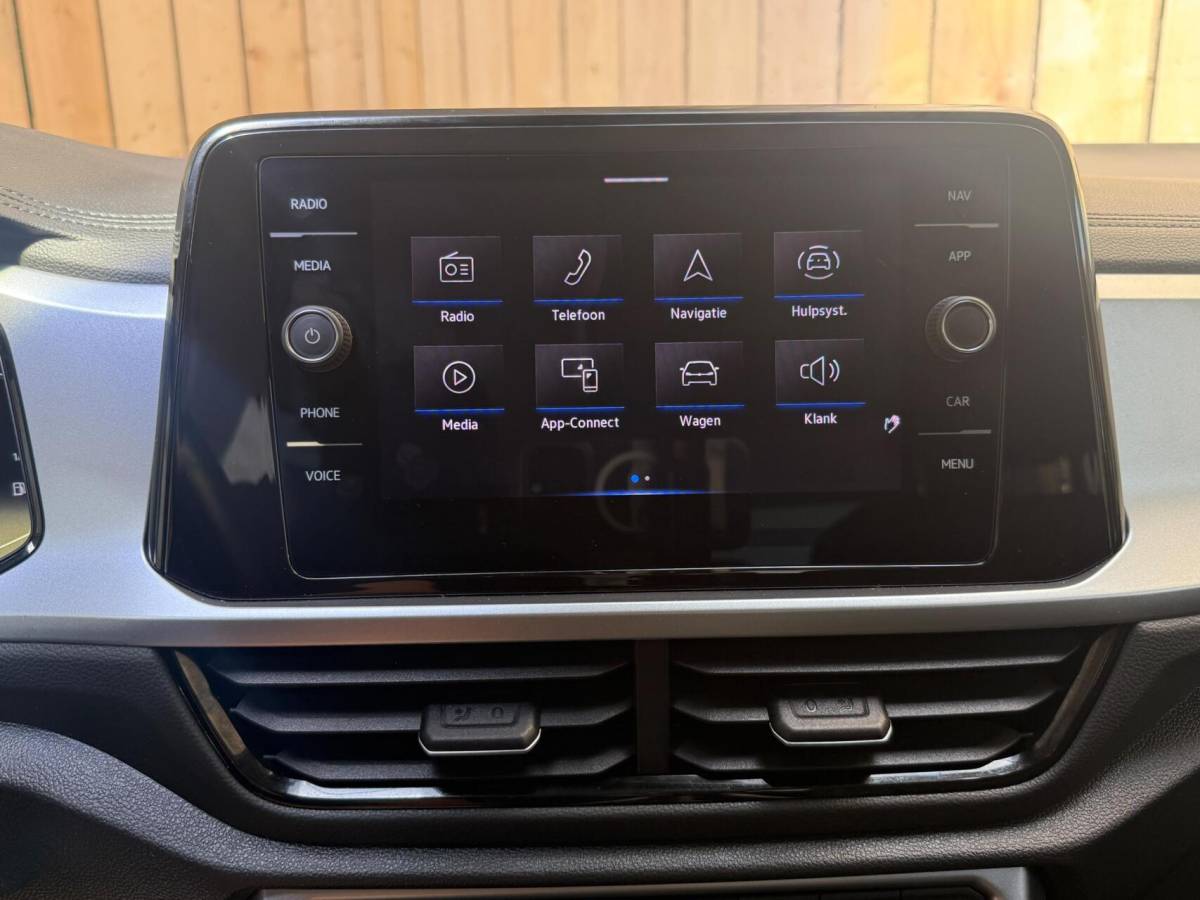 Volkswagen T-Roc Volkswagen T-Roc 1.0 TSI Life Business Achteruitrijcamera | Apple CarPlay/Android Auto | Adaptieve cruise control | Climate control | DAB ontvangst | Digitale cockpit | LED koplampen | Voorstoelen verwarmd | Parkeersensoren voor en achter