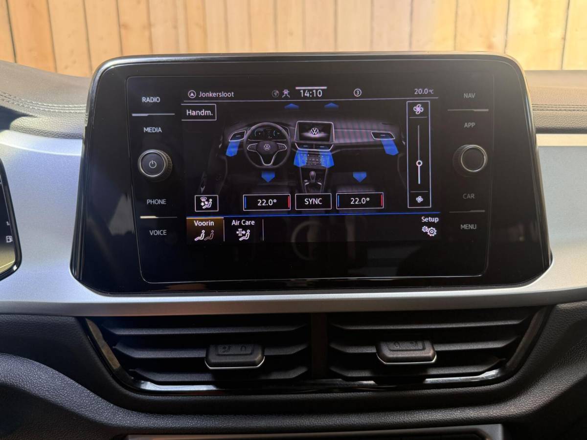 Volkswagen T-Roc Volkswagen T-Roc 1.0 TSI Life Business Achteruitrijcamera | Apple CarPlay/Android Auto | Adaptieve cruise control | Climate control | DAB ontvangst | Digitale cockpit | LED koplampen | Voorstoelen verwarmd | Parkeersensoren voor en achter
