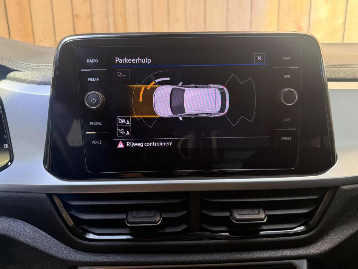 Volkswagen T-Roc Volkswagen T-Roc 1.0 TSI Life Business Achteruitrijcamera | Apple CarPlay/Android Auto | Adaptieve cruise control | Climate control | DAB ontvangst | Digitale cockpit | LED koplampen | Voorstoelen verwarmd | Parkeersensoren voor en achter