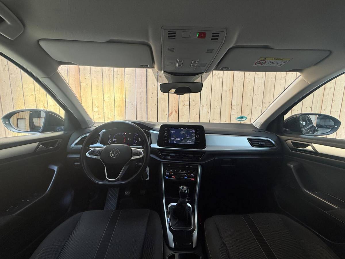 Volkswagen T-Roc Volkswagen T-Roc 1.0 TSI Life Business Achteruitrijcamera | Apple CarPlay/Android Auto | Adaptieve cruise control | Climate control | DAB ontvangst | Digitale cockpit | LED koplampen | Voorstoelen verwarmd | Parkeersensoren voor en achter
