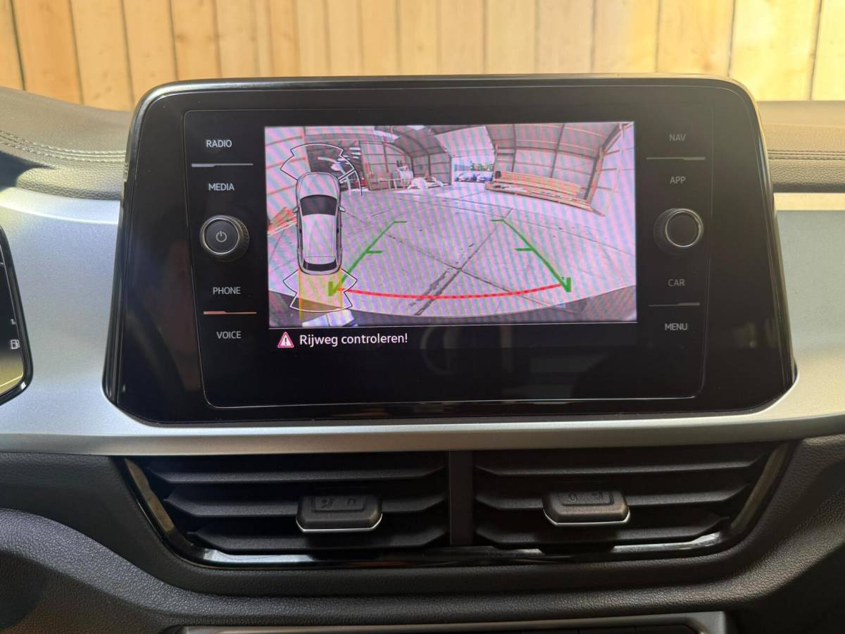 Volkswagen T-Roc Volkswagen T-Roc 1.0 TSI Life Business Achteruitrijcamera | Apple CarPlay/Android Auto | Adaptieve cruise control | Climate control | DAB ontvangst | Digitale cockpit | LED koplampen | Voorstoelen verwarmd | Parkeersensoren voor en achter