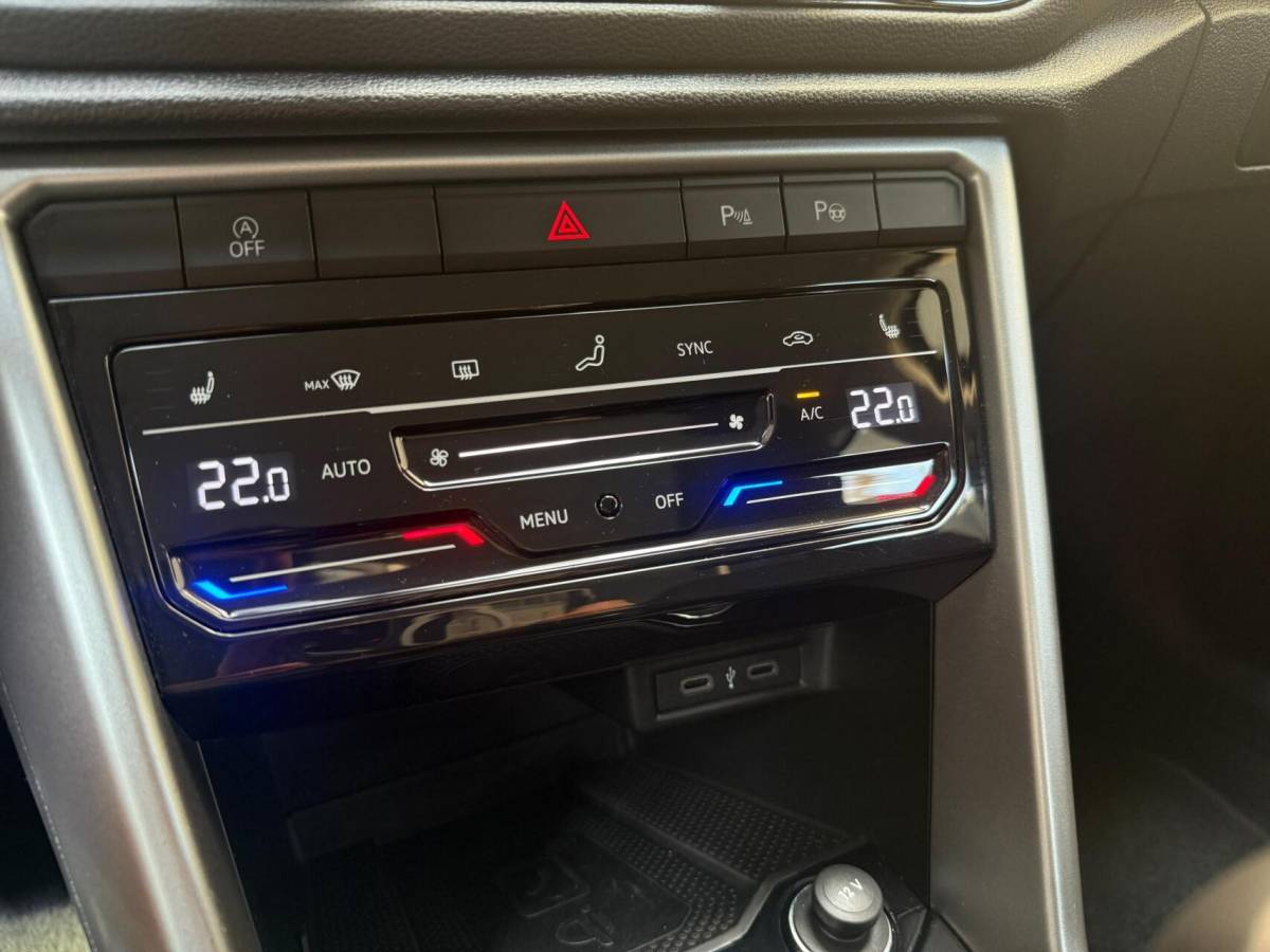 Volkswagen T-Roc Volkswagen T-Roc 1.0 TSI Life Business Achteruitrijcamera | Apple CarPlay/Android Auto | Adaptieve cruise control | Climate control | DAB ontvangst | Digitale cockpit | LED koplampen | Voorstoelen verwarmd | Parkeersensoren voor en achter