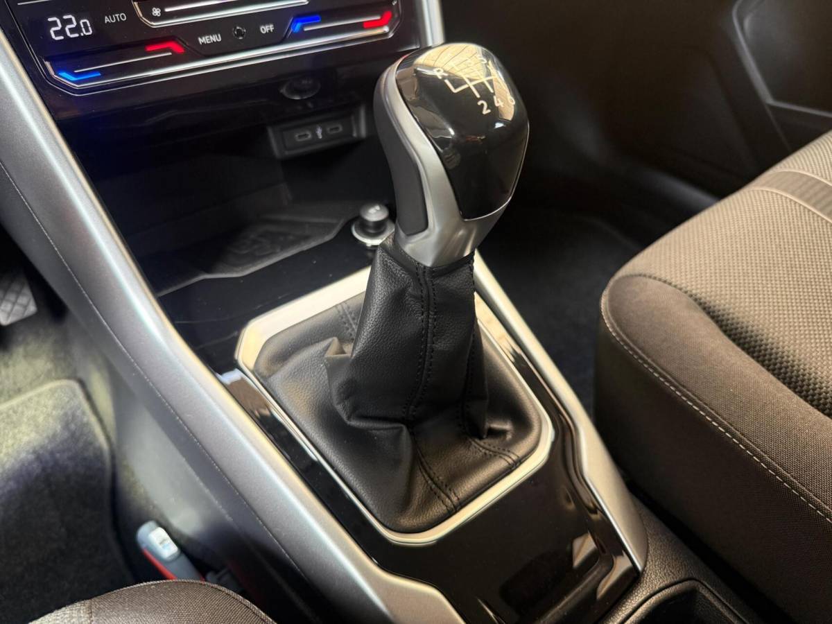 Volkswagen T-Roc Volkswagen T-Roc 1.0 TSI Life Business Achteruitrijcamera | Apple CarPlay/Android Auto | Adaptieve cruise control | Climate control | DAB ontvangst | Digitale cockpit | LED koplampen | Voorstoelen verwarmd | Parkeersensoren voor en achter