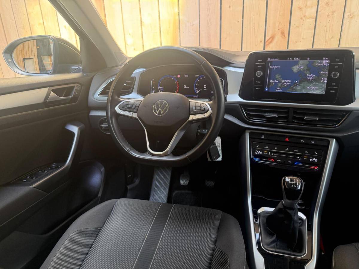Volkswagen T-Roc Volkswagen T-Roc 1.0 TSI Life Business Achteruitrijcamera | Apple CarPlay/Android Auto | Adaptieve cruise control | Climate control | DAB ontvangst | Digitale cockpit | LED koplampen | Voorstoelen verwarmd | Parkeersensoren voor en achter