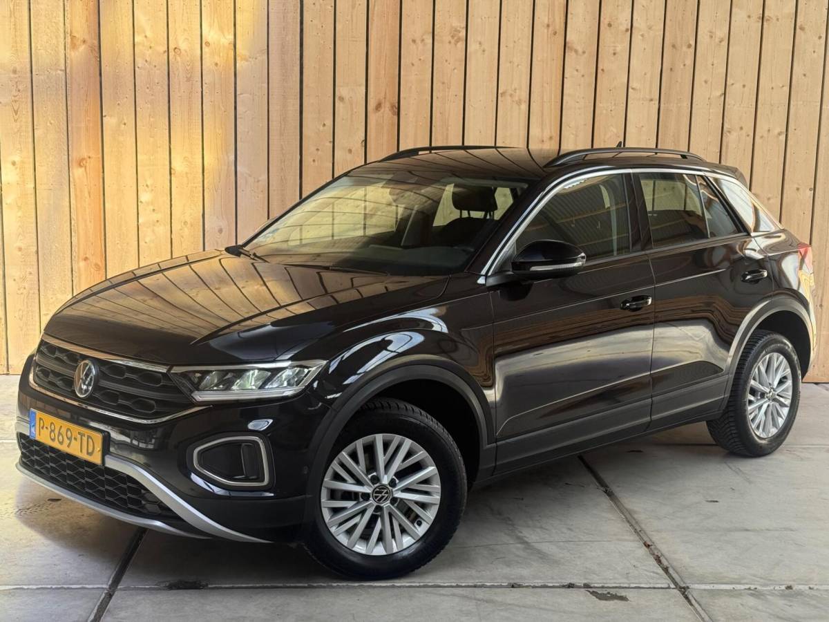 Volkswagen T-Roc Volkswagen T-Roc 1.0 TSI Life Business Achteruitrijcamera | Apple CarPlay/Android Auto | Adaptieve cruise control | Climate control | DAB ontvangst | Digitale cockpit | LED koplampen | Voorstoelen verwarmd | Parkeersensoren voor en achter