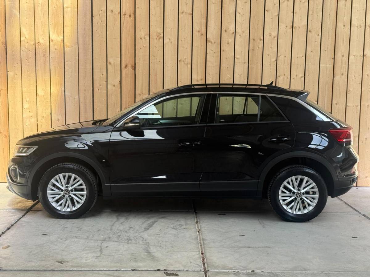 Volkswagen T-Roc Volkswagen T-Roc 1.0 TSI Life Business Achteruitrijcamera | Apple CarPlay/Android Auto | Adaptieve cruise control | Climate control | DAB ontvangst | Digitale cockpit | LED koplampen | Voorstoelen verwarmd | Parkeersensoren voor en achter