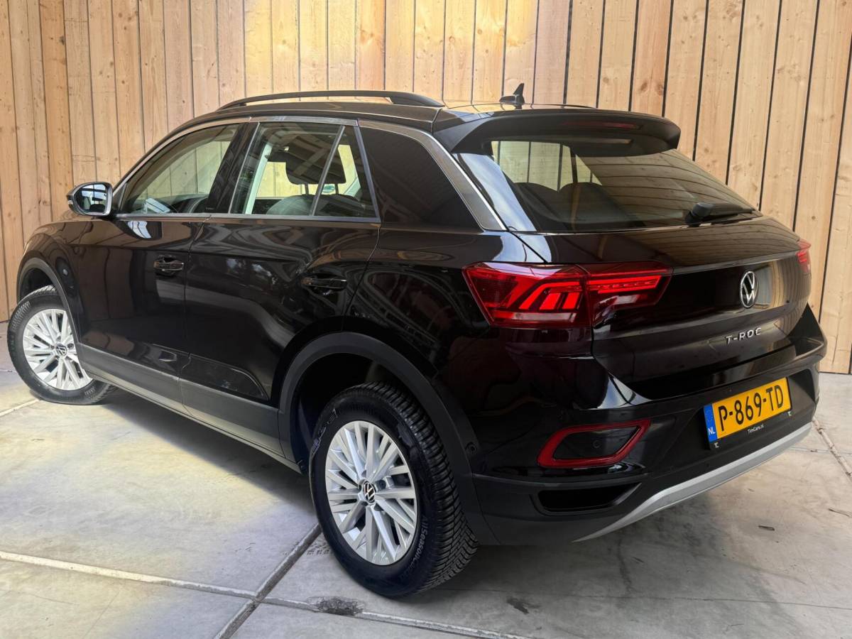 Volkswagen T-Roc Volkswagen T-Roc 1.0 TSI Life Business Achteruitrijcamera | Apple CarPlay/Android Auto | Adaptieve cruise control | Climate control | DAB ontvangst | Digitale cockpit | LED koplampen | Voorstoelen verwarmd | Parkeersensoren voor en achter