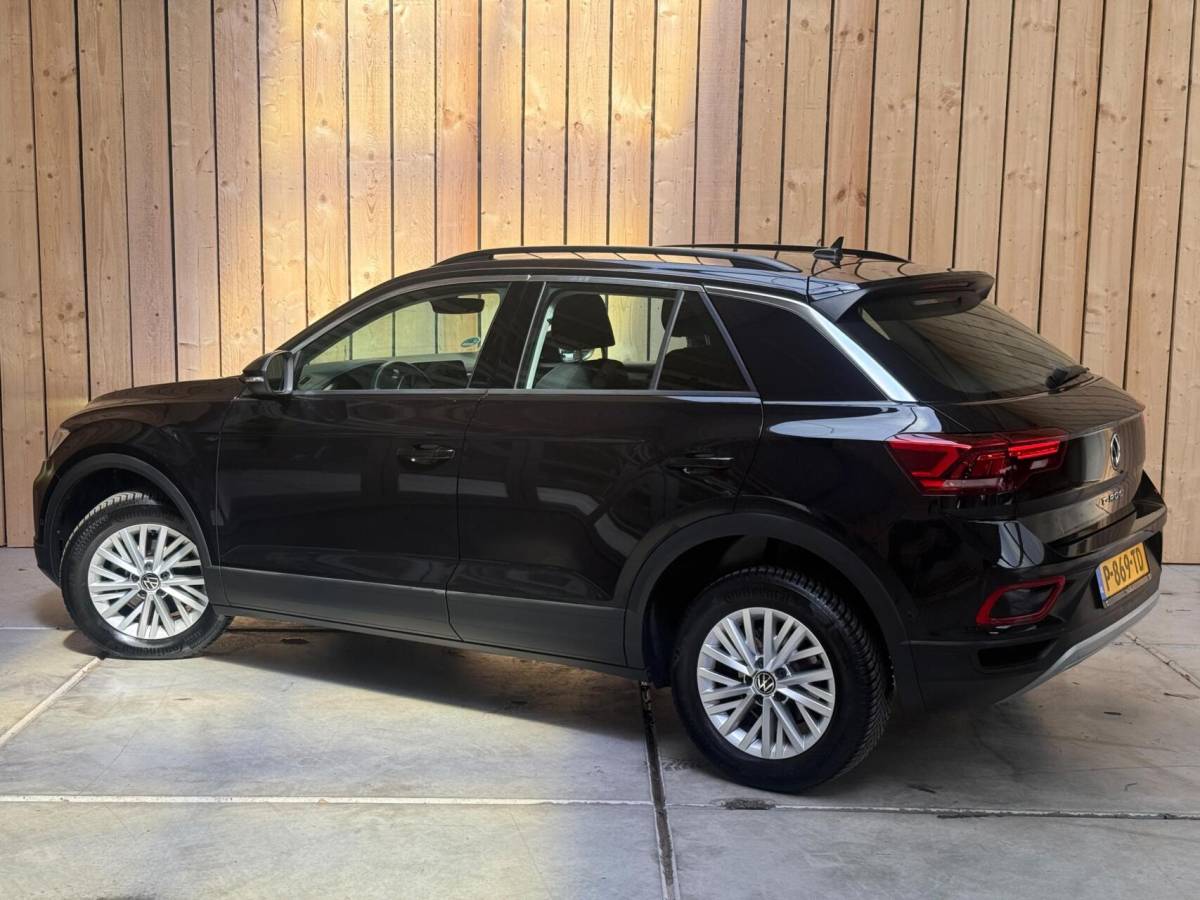 Volkswagen T-Roc Volkswagen T-Roc 1.0 TSI Life Business Achteruitrijcamera | Apple CarPlay/Android Auto | Adaptieve cruise control | Climate control | DAB ontvangst | Digitale cockpit | LED koplampen | Voorstoelen verwarmd | Parkeersensoren voor en achter