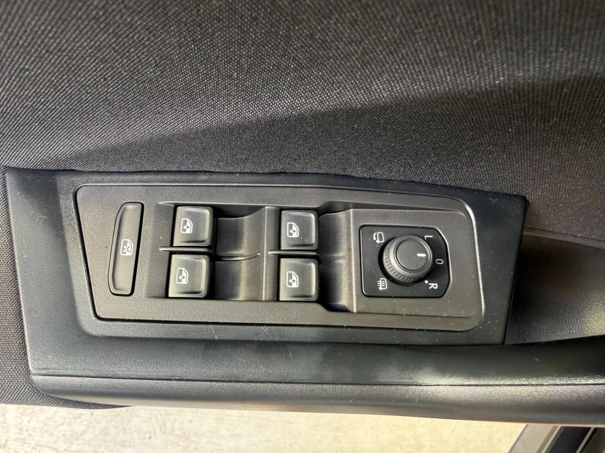 Volkswagen T-Roc Volkswagen T-Roc 1.0 TSI Life Business Achteruitrijcamera | Apple CarPlay/Android Auto | Adaptieve cruise control | Climate control | DAB ontvangst | Digitale cockpit | LED koplampen | Voorstoelen verwarmd | Parkeersensoren voor en achter
