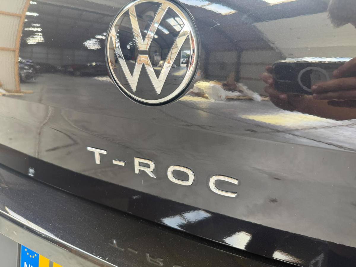 Volkswagen T-Roc Volkswagen T-Roc 1.0 TSI Life Business Achteruitrijcamera | Apple CarPlay/Android Auto | Adaptieve cruise control | Climate control | DAB ontvangst | Digitale cockpit | LED koplampen | Voorstoelen verwarmd | Parkeersensoren voor en achter