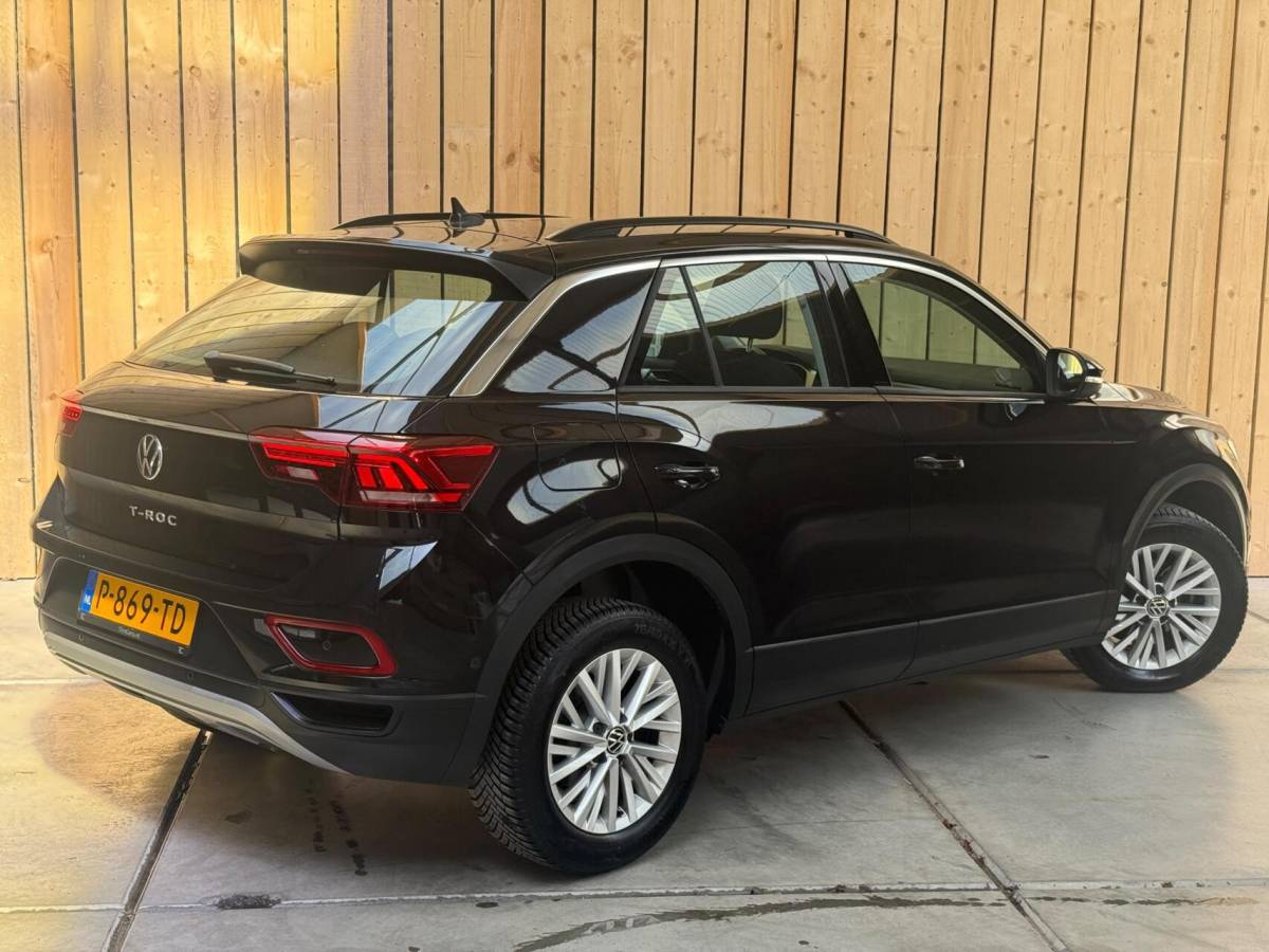 Volkswagen T-Roc Volkswagen T-Roc 1.0 TSI Life Business Achteruitrijcamera | Apple CarPlay/Android Auto | Adaptieve cruise control | Climate control | DAB ontvangst | Digitale cockpit | LED koplampen | Voorstoelen verwarmd | Parkeersensoren voor en achter