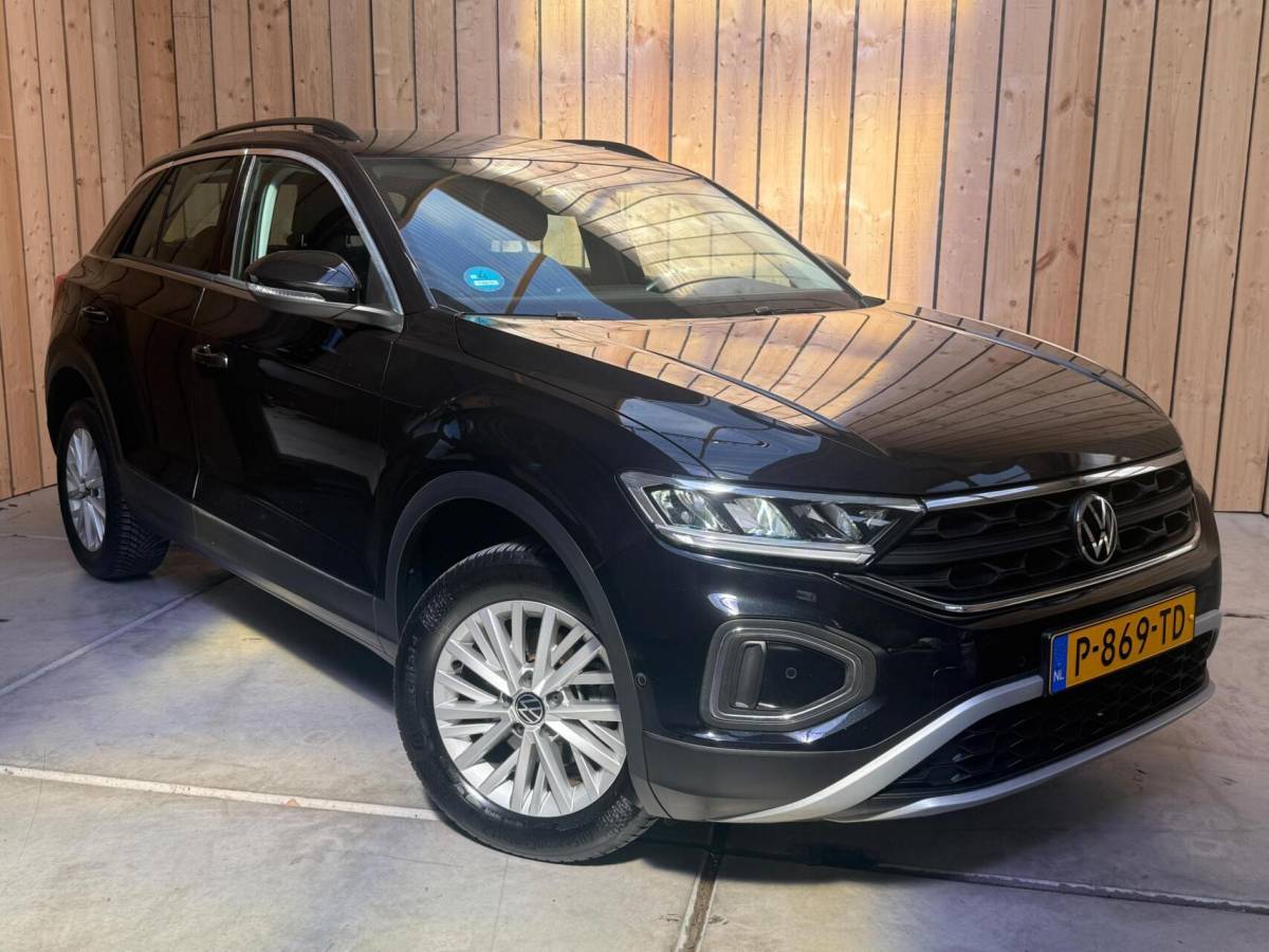 Volkswagen T-Roc Volkswagen T-Roc 1.0 TSI Life Business Achteruitrijcamera | Apple CarPlay/Android Auto | Adaptieve cruise control | Climate control | DAB ontvangst | Digitale cockpit | LED koplampen | Voorstoelen verwarmd | Parkeersensoren voor en achter