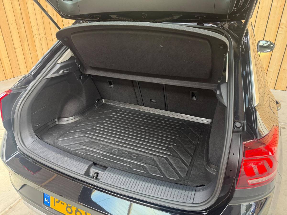 Volkswagen T-Roc Volkswagen T-Roc 1.0 TSI Life Business Achteruitrijcamera | Apple CarPlay/Android Auto | Adaptieve cruise control | Climate control | DAB ontvangst | Digitale cockpit | LED koplampen | Voorstoelen verwarmd | Parkeersensoren voor en achter