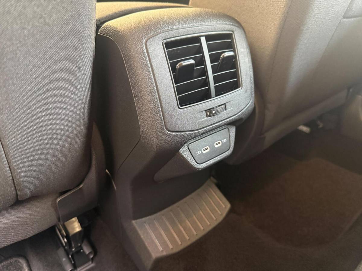 Volkswagen T-Roc Volkswagen T-Roc 1.0 TSI Life Business Achteruitrijcamera | Apple CarPlay/Android Auto | Adaptieve cruise control | Climate control | DAB ontvangst | Digitale cockpit | LED koplampen | Voorstoelen verwarmd | Parkeersensoren voor en achter