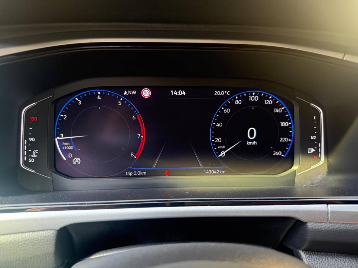 Volkswagen T-Roc Volkswagen T-Roc 1.0 TSI Life Business Achteruitrijcamera | Apple CarPlay/Android Auto | Adaptieve cruise control | Climate control | DAB ontvangst | Digitale cockpit | LED koplampen | Voorstoelen verwarmd | Parkeersensoren voor en achter