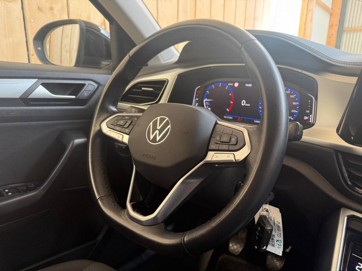 Volkswagen T-Roc Volkswagen T-Roc 1.0 TSI Life Business Achteruitrijcamera | Apple CarPlay/Android Auto | Adaptieve cruise control | Climate control | DAB ontvangst | Digitale cockpit | LED koplampen | Voorstoelen verwarmd | Parkeersensoren voor en achter