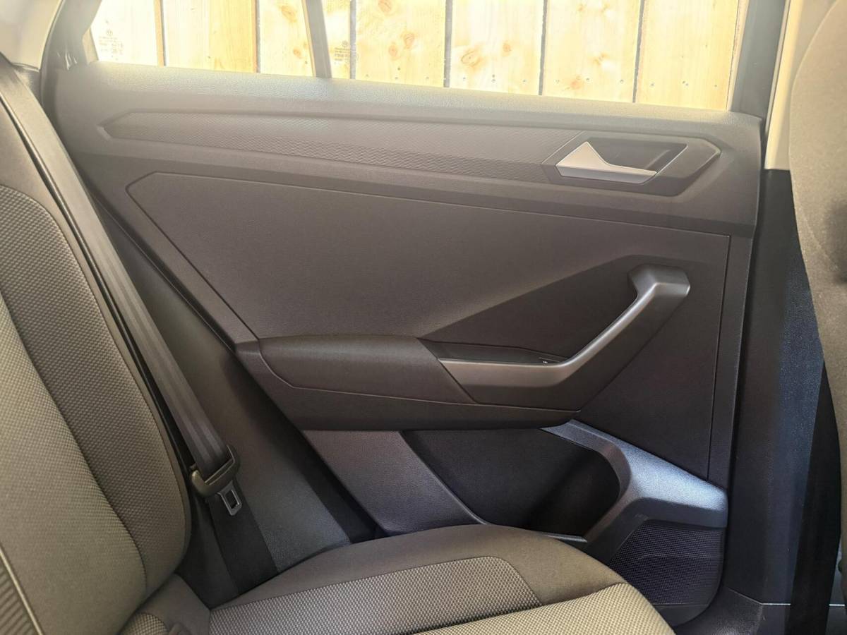 Volkswagen T-Roc Volkswagen T-Roc 1.0 TSI Life Business Achteruitrijcamera | Apple CarPlay/Android Auto | Adaptieve cruise control | Climate control | DAB ontvangst | Digitale cockpit | LED koplampen | Voorstoelen verwarmd | Parkeersensoren voor en achter