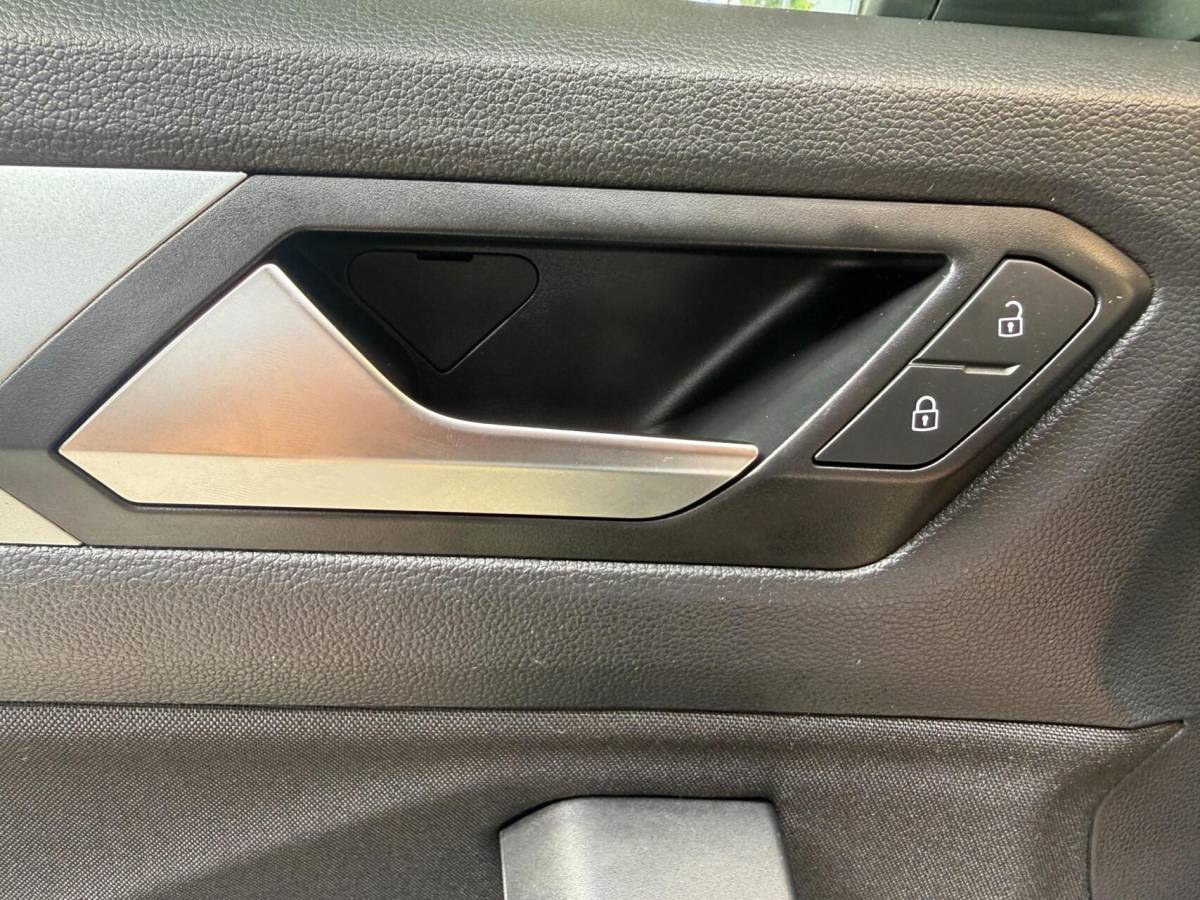 Volkswagen T-Roc Volkswagen T-Roc 1.0 TSI Life Business Achteruitrijcamera | Apple CarPlay/Android Auto | Adaptieve cruise control | Climate control | DAB ontvangst | Digitale cockpit | LED koplampen | Voorstoelen verwarmd | Parkeersensoren voor en achter