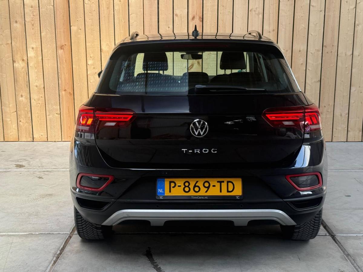 Volkswagen T-Roc Volkswagen T-Roc 1.0 TSI Life Business Achteruitrijcamera | Apple CarPlay/Android Auto | Adaptieve cruise control | Climate control | DAB ontvangst | Digitale cockpit | LED koplampen | Voorstoelen verwarmd | Parkeersensoren voor en achter