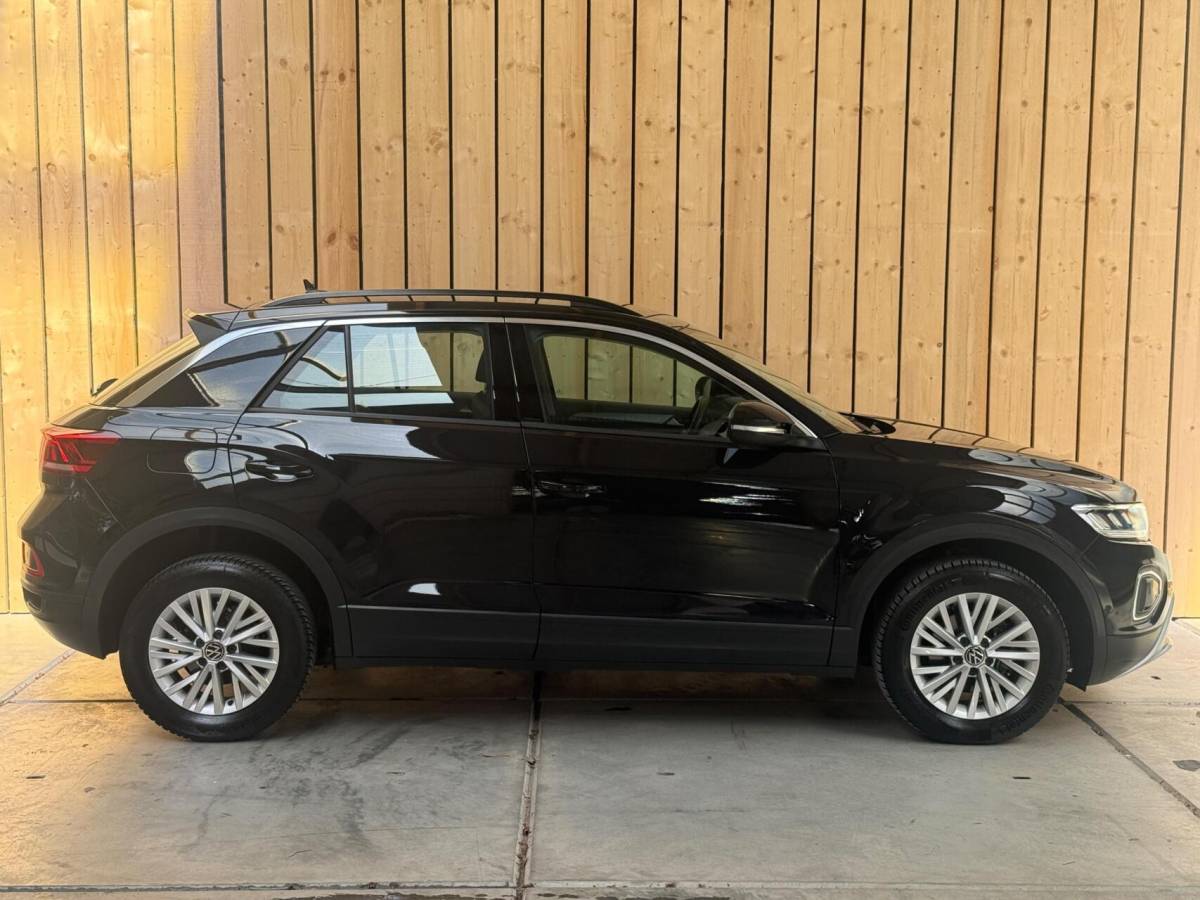 Volkswagen T-Roc Volkswagen T-Roc 1.0 TSI Life Business Achteruitrijcamera | Apple CarPlay/Android Auto | Adaptieve cruise control | Climate control | DAB ontvangst | Digitale cockpit | LED koplampen | Voorstoelen verwarmd | Parkeersensoren voor en achter