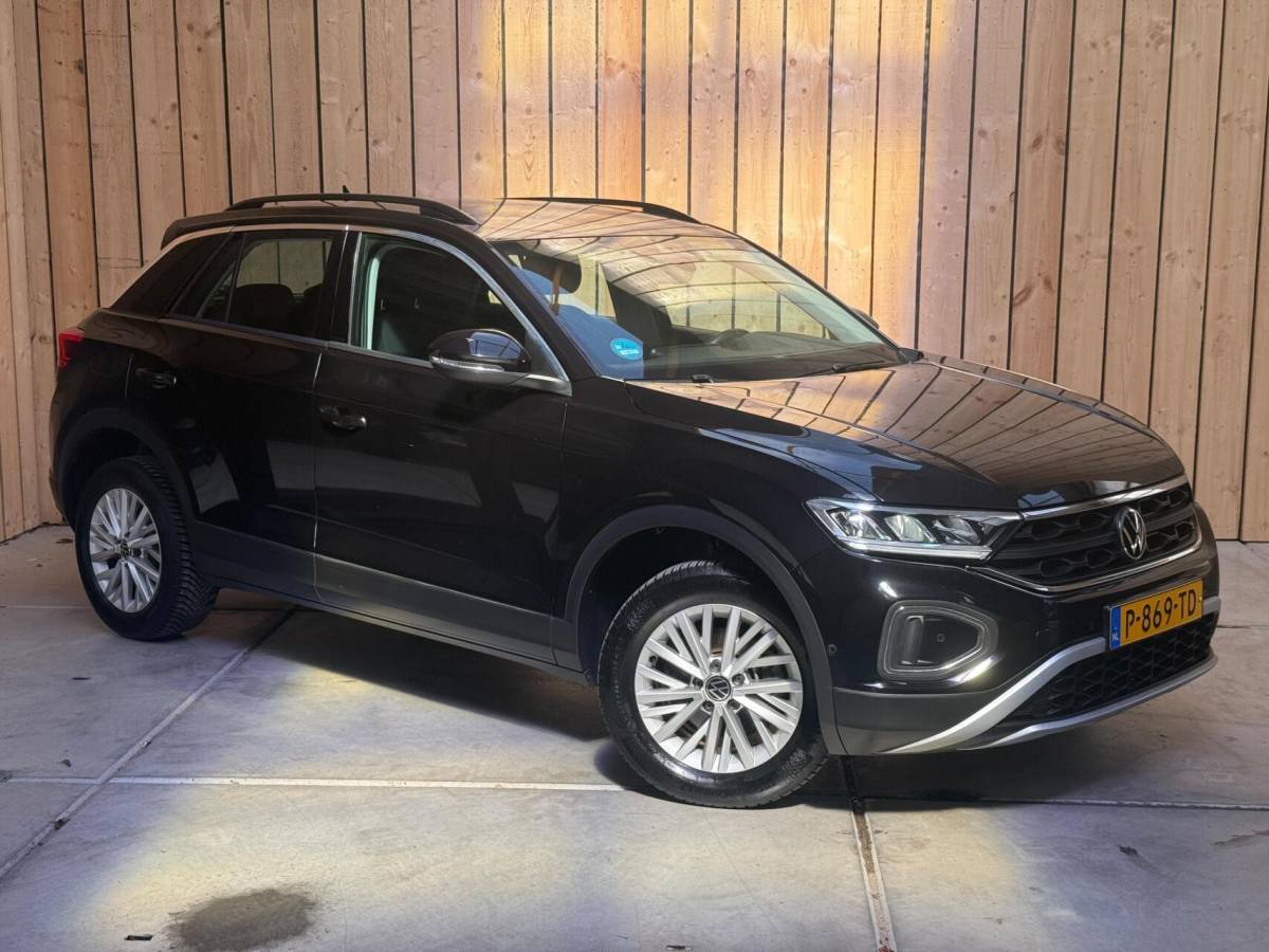 Volkswagen T-Roc Volkswagen T-Roc 1.0 TSI Life Business Achteruitrijcamera | Apple CarPlay/Android Auto | Adaptieve cruise control | Climate control | DAB ontvangst | Digitale cockpit | LED koplampen | Voorstoelen verwarmd | Parkeersensoren voor en achter