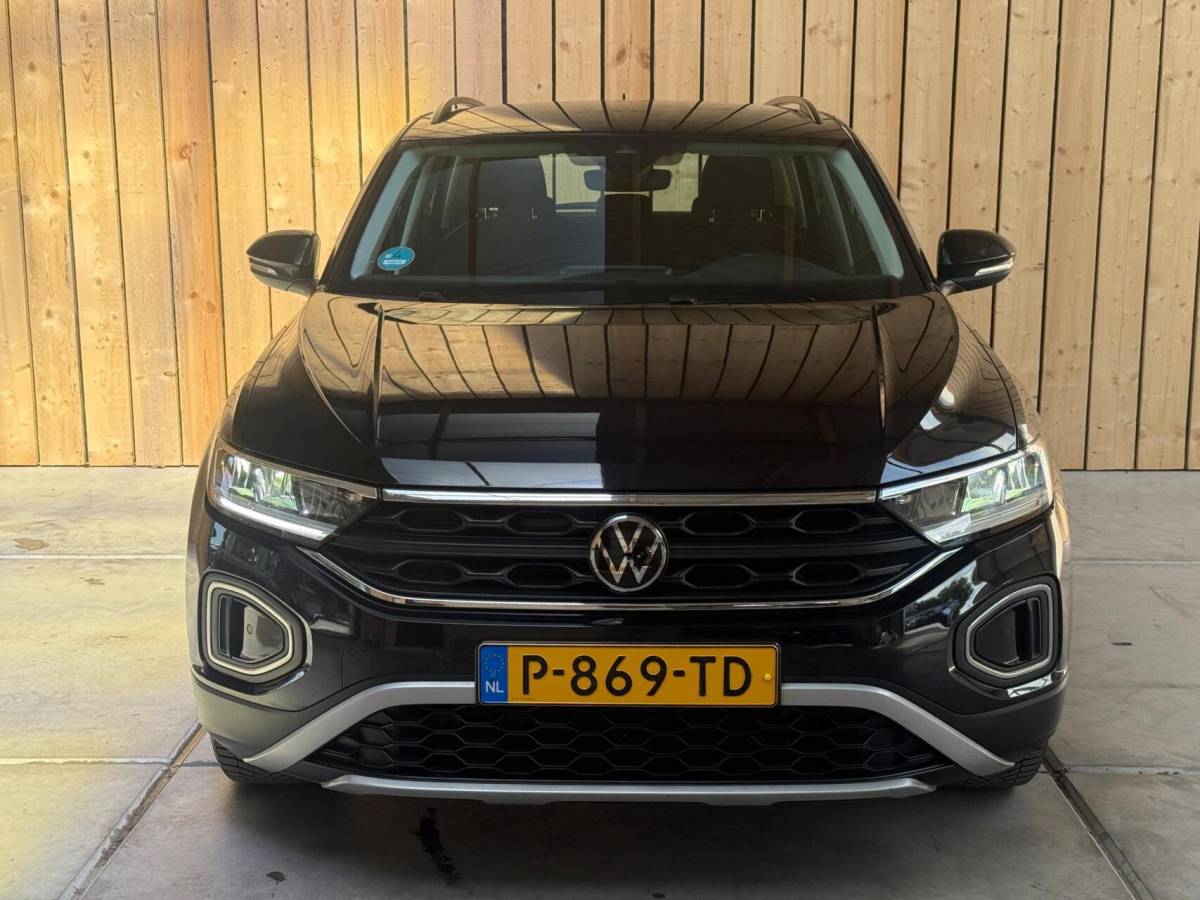 Volkswagen T-Roc Volkswagen T-Roc 1.0 TSI Life Business Achteruitrijcamera | Apple CarPlay/Android Auto | Adaptieve cruise control | Climate control | DAB ontvangst | Digitale cockpit | LED koplampen | Voorstoelen verwarmd | Parkeersensoren voor en achter