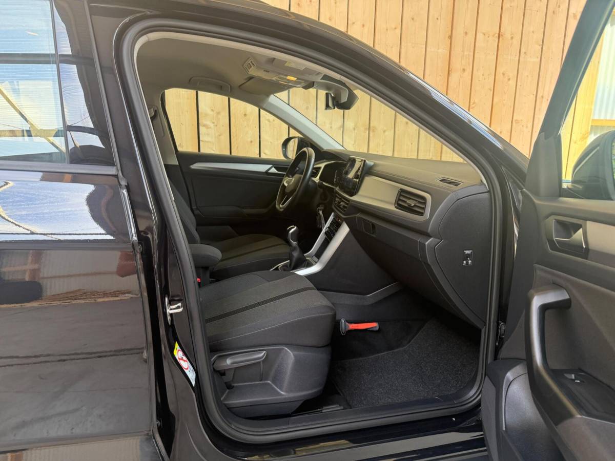 Volkswagen T-Roc Volkswagen T-Roc 1.0 TSI Life Business Achteruitrijcamera | Apple CarPlay/Android Auto | Adaptieve cruise control | Climate control | DAB ontvangst | Digitale cockpit | LED koplampen | Voorstoelen verwarmd | Parkeersensoren voor en achter