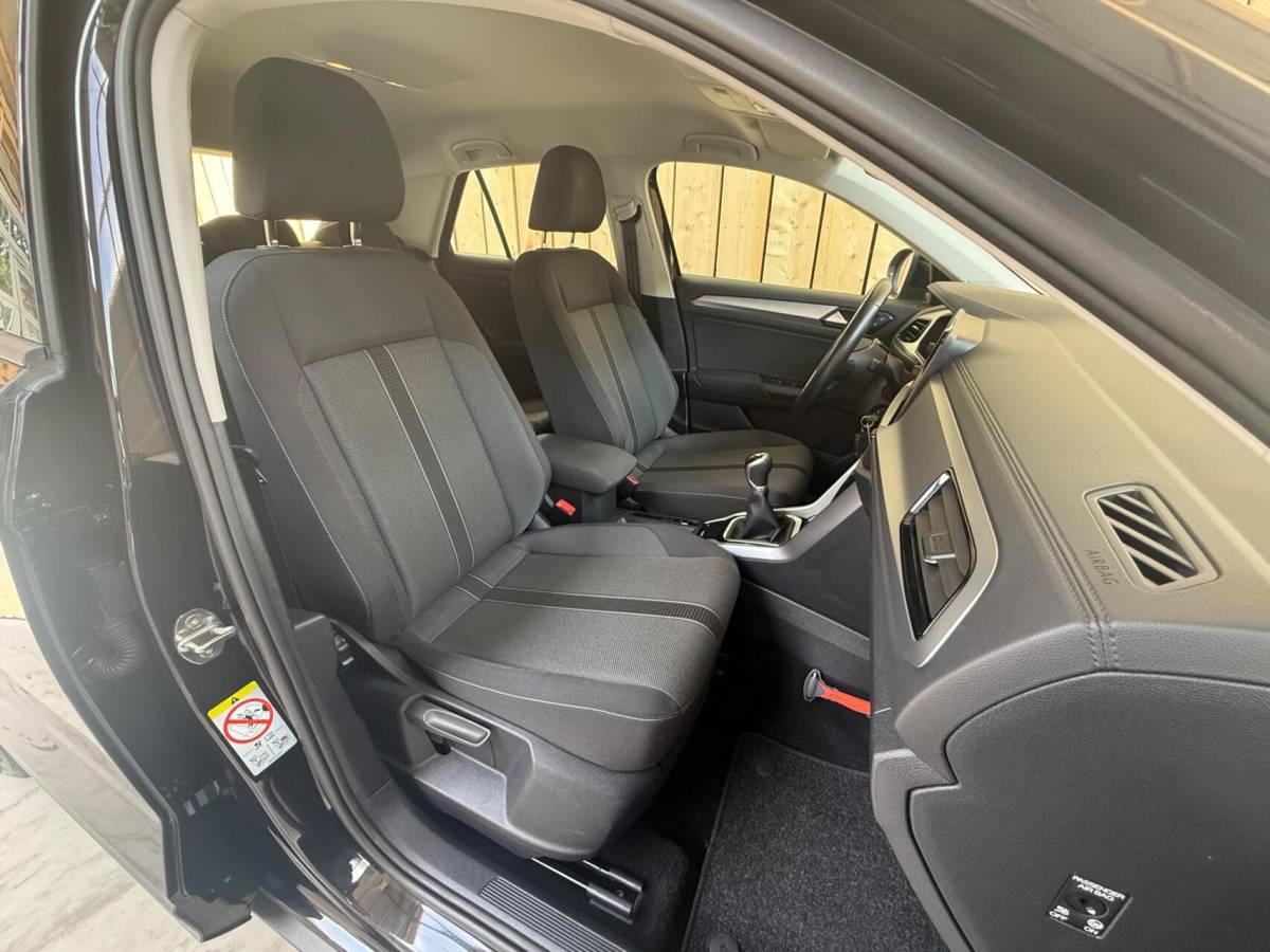 Volkswagen T-Roc Volkswagen T-Roc 1.0 TSI Life Business Achteruitrijcamera | Apple CarPlay/Android Auto | Adaptieve cruise control | Climate control | DAB ontvangst | Digitale cockpit | LED koplampen | Voorstoelen verwarmd | Parkeersensoren voor en achter
