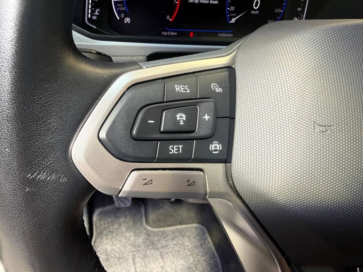 Volkswagen T-Roc Volkswagen T-Roc 1.0 TSI Life Business Achteruitrijcamera | Apple CarPlay/Android Auto | Adaptieve cruise control | Climate control | DAB ontvangst | Digitale cockpit | LED koplampen | Voorstoelen verwarmd | Parkeersensoren voor en achter