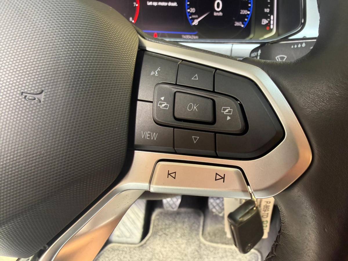 Volkswagen T-Roc Volkswagen T-Roc 1.0 TSI Life Business Achteruitrijcamera | Apple CarPlay/Android Auto | Adaptieve cruise control | Climate control | DAB ontvangst | Digitale cockpit | LED koplampen | Voorstoelen verwarmd | Parkeersensoren voor en achter