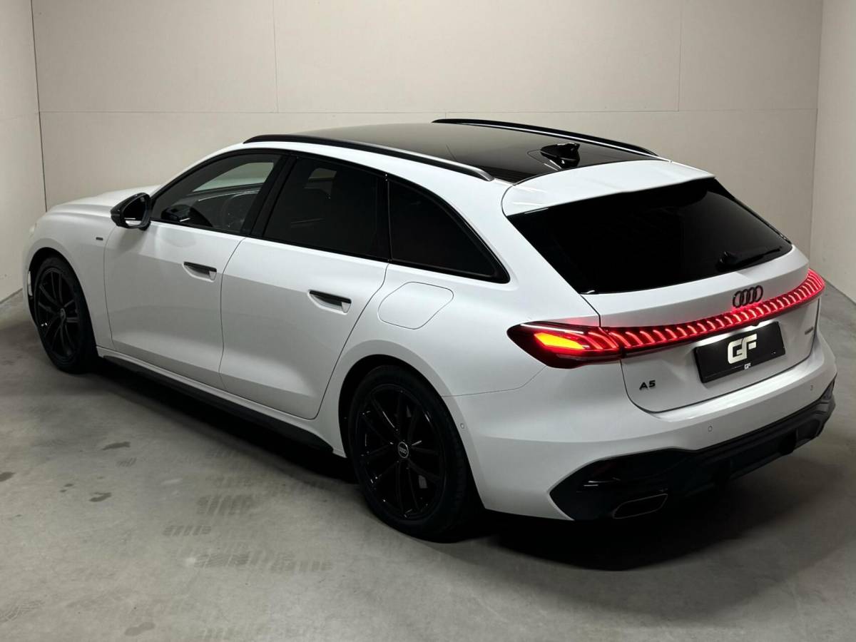 Audi A5 Audi A5 Avant 2.0 e-hybrid quattro S-Line Competition Pano 360° RS-Seats Passenger display