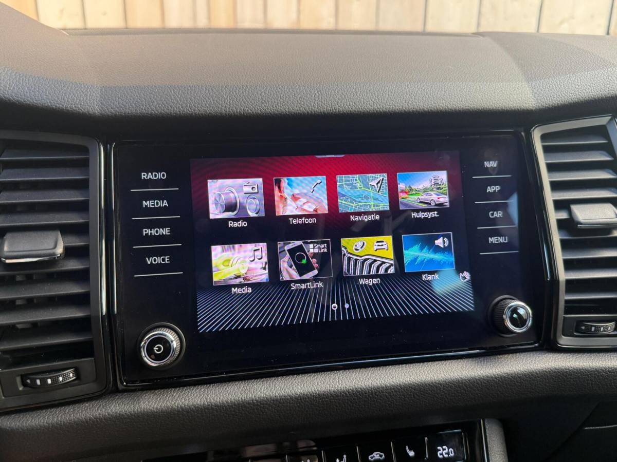 Škoda Kodiaq Skoda Kodiaq 1.5 TSI Sportline Business Automaat | Apple CarPlay/Android Auto | Climate & cruise control | DAB ontvanger | LED koplampen | Navigatiesysteem | Voorstoelen en achterbank verwarmd