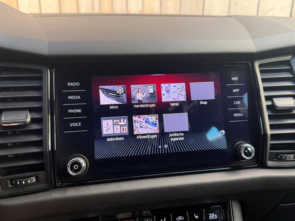 Škoda Kodiaq Skoda Kodiaq 1.5 TSI Sportline Business Automaat | Apple CarPlay/Android Auto | Climate & cruise control | DAB ontvanger | LED koplampen | Navigatiesysteem | Voorstoelen en achterbank verwarmd