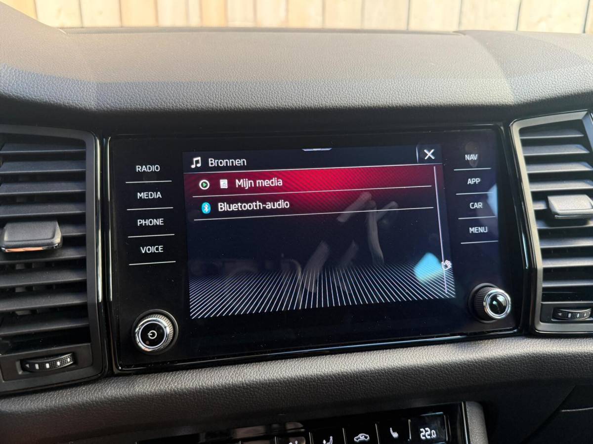 Škoda Kodiaq Skoda Kodiaq 1.5 TSI Sportline Business Automaat | Apple CarPlay/Android Auto | Climate & cruise control | DAB ontvanger | LED koplampen | Navigatiesysteem | Voorstoelen en achterbank verwarmd