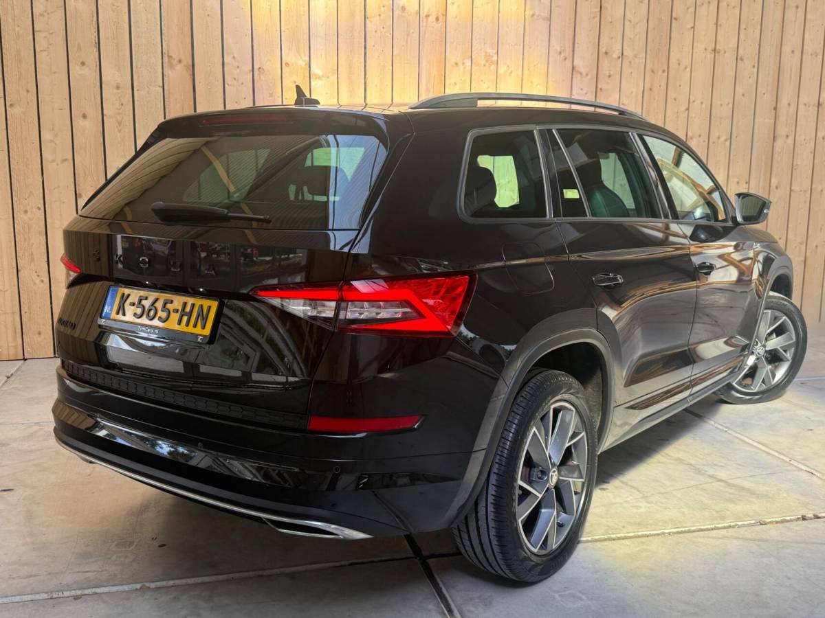 Škoda Kodiaq Skoda Kodiaq 1.5 TSI Sportline Business Automaat | Apple CarPlay/Android Auto | Climate & cruise control | DAB ontvanger | LED koplampen | Navigatiesysteem | Voorstoelen en achterbank verwarmd