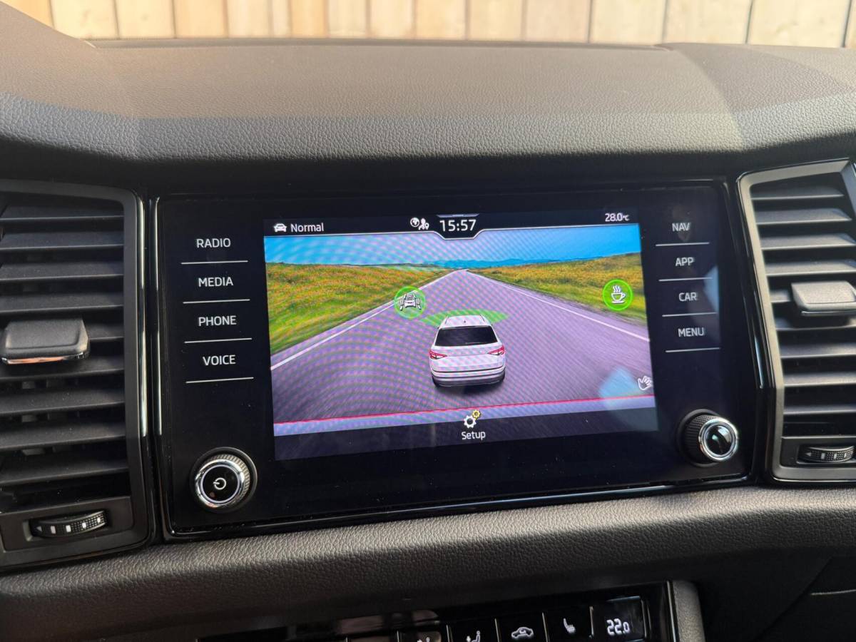 Škoda Kodiaq Skoda Kodiaq 1.5 TSI Sportline Business Automaat | Apple CarPlay/Android Auto | Climate & cruise control | DAB ontvanger | LED koplampen | Navigatiesysteem | Voorstoelen en achterbank verwarmd