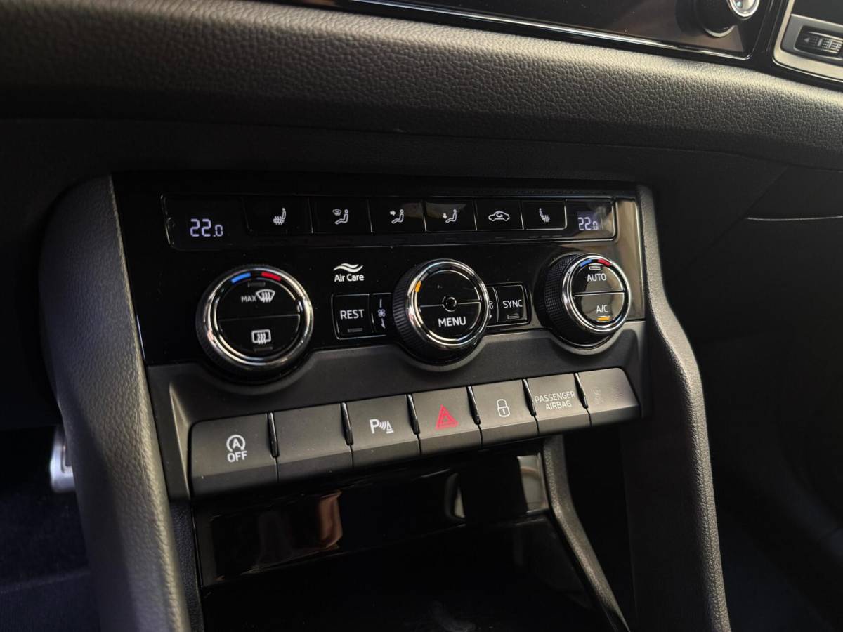 Škoda Kodiaq Skoda Kodiaq 1.5 TSI Sportline Business Automaat | Apple CarPlay/Android Auto | Climate & cruise control | DAB ontvanger | LED koplampen | Navigatiesysteem | Voorstoelen en achterbank verwarmd