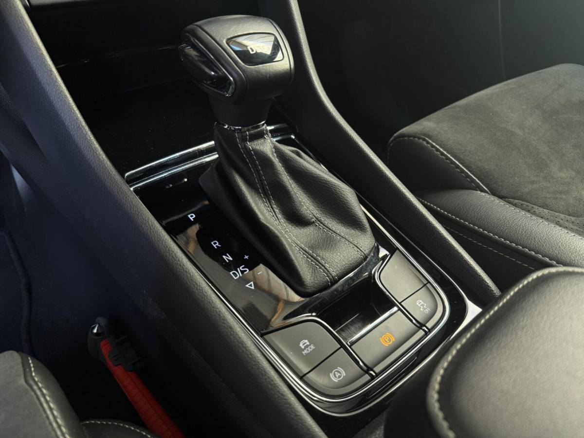Škoda Kodiaq Skoda Kodiaq 1.5 TSI Sportline Business Automaat | Apple CarPlay/Android Auto | Climate & cruise control | DAB ontvanger | LED koplampen | Navigatiesysteem | Voorstoelen en achterbank verwarmd