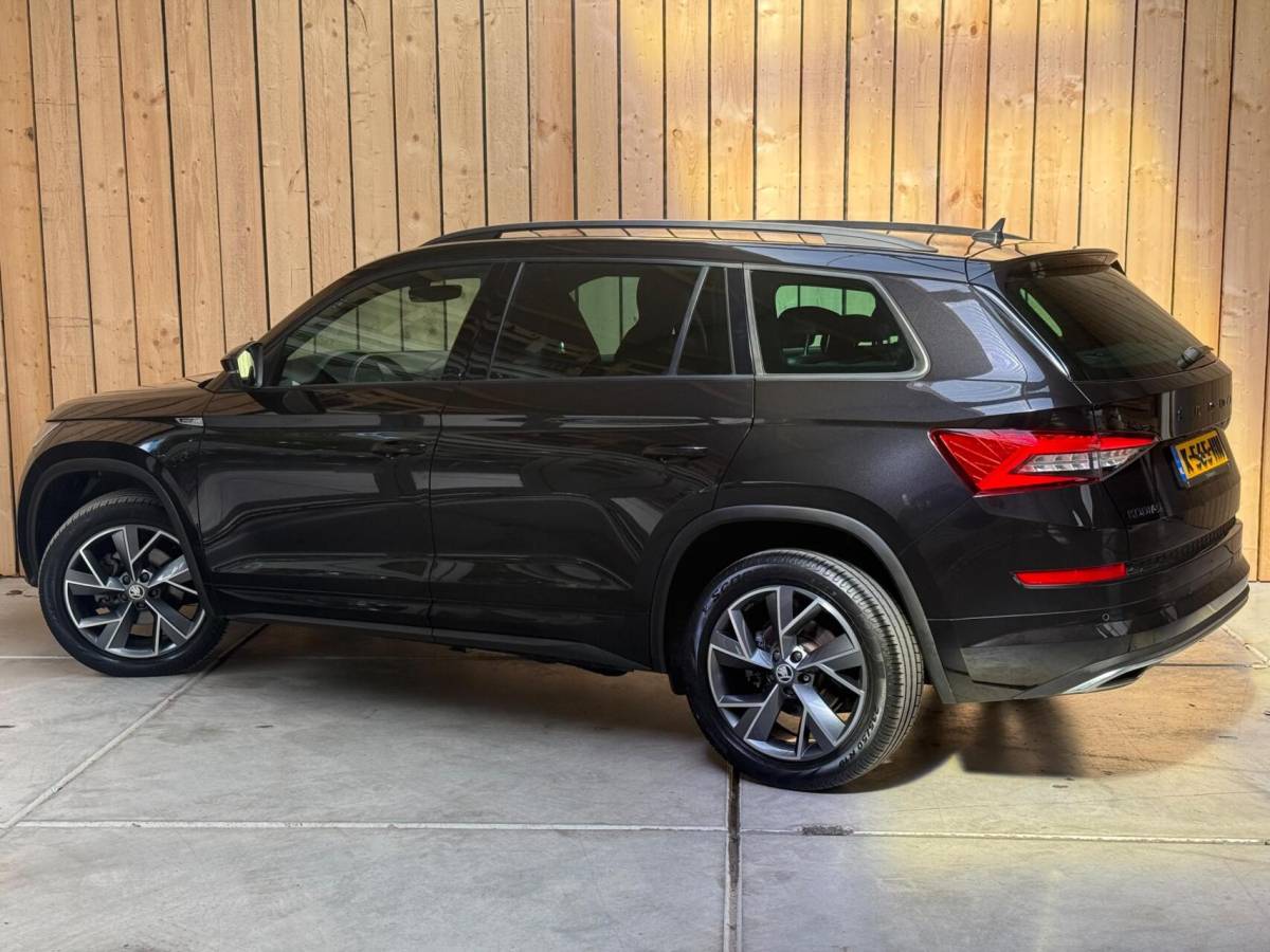 Škoda Kodiaq Skoda Kodiaq 1.5 TSI Sportline Business Automaat | Apple CarPlay/Android Auto | Climate & cruise control | DAB ontvanger | LED koplampen | Navigatiesysteem | Voorstoelen en achterbank verwarmd