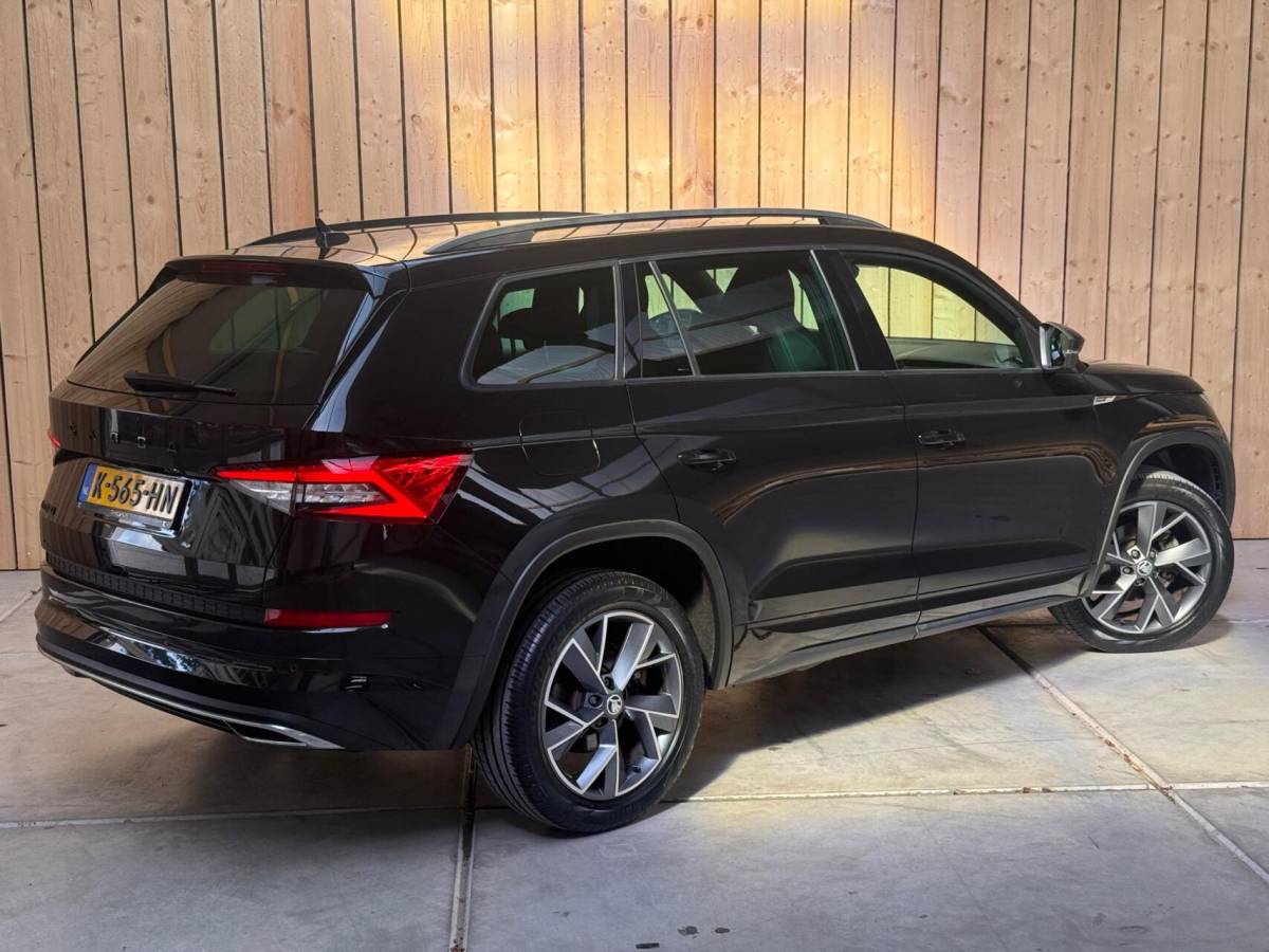 Škoda Kodiaq Skoda Kodiaq 1.5 TSI Sportline Business Automaat | Apple CarPlay/Android Auto | Climate & cruise control | DAB ontvanger | LED koplampen | Navigatiesysteem | Voorstoelen en achterbank verwarmd