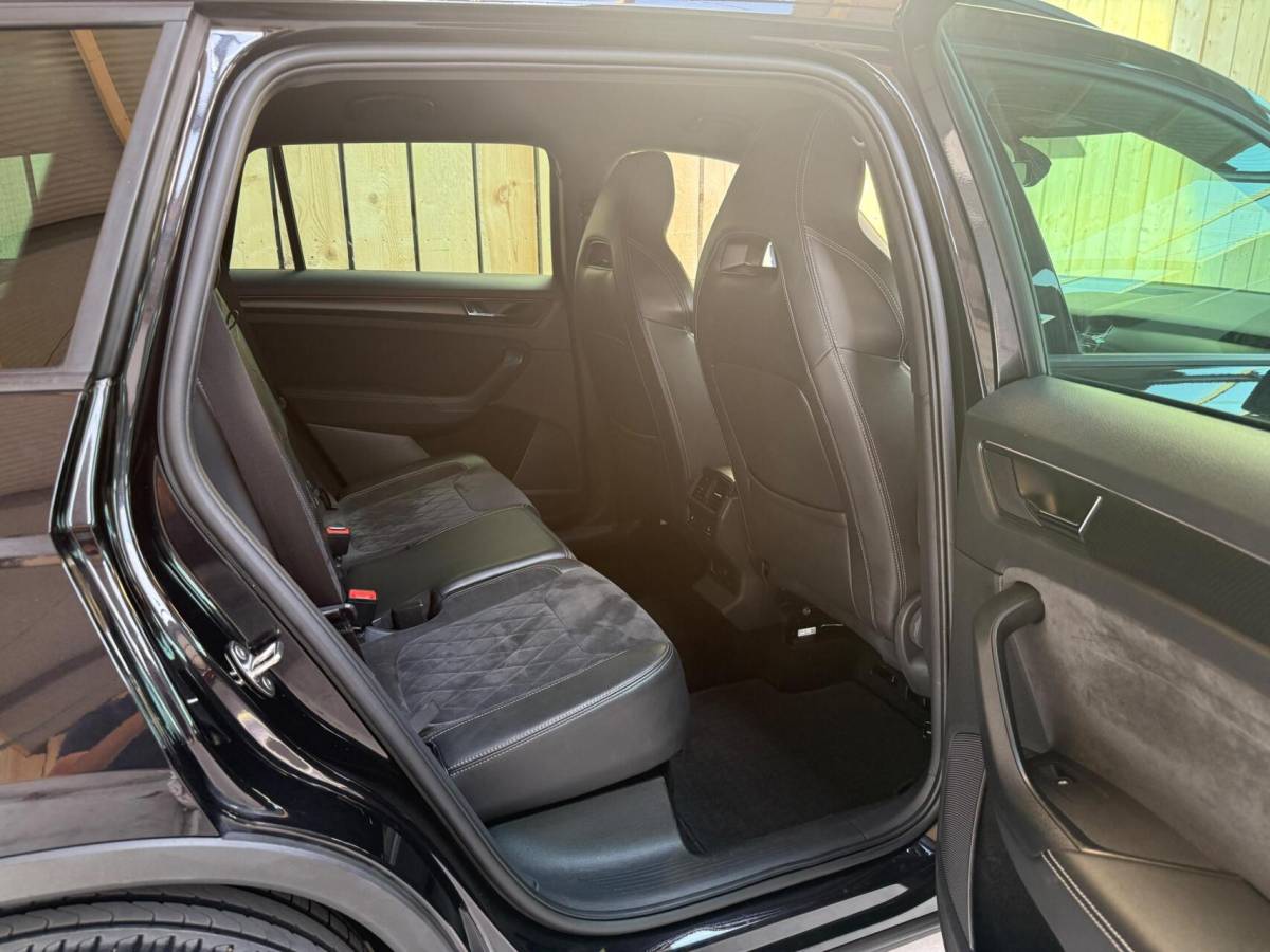 Škoda Kodiaq Skoda Kodiaq 1.5 TSI Sportline Business Automaat | Apple CarPlay/Android Auto | Climate & cruise control | DAB ontvanger | LED koplampen | Navigatiesysteem | Voorstoelen en achterbank verwarmd