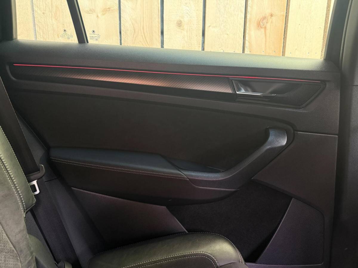 Škoda Kodiaq Skoda Kodiaq 1.5 TSI Sportline Business Automaat | Apple CarPlay/Android Auto | Climate & cruise control | DAB ontvanger | LED koplampen | Navigatiesysteem | Voorstoelen en achterbank verwarmd