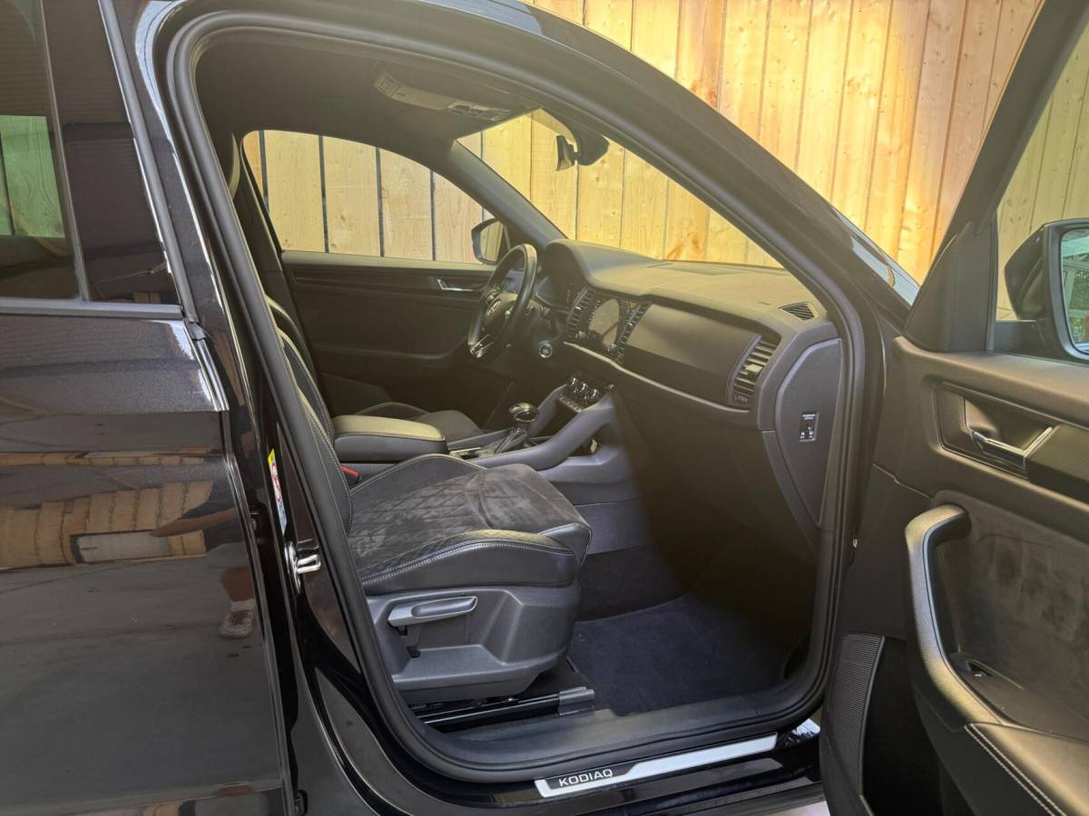 Škoda Kodiaq Skoda Kodiaq 1.5 TSI Sportline Business Automaat | Apple CarPlay/Android Auto | Climate & cruise control | DAB ontvanger | LED koplampen | Navigatiesysteem | Voorstoelen en achterbank verwarmd