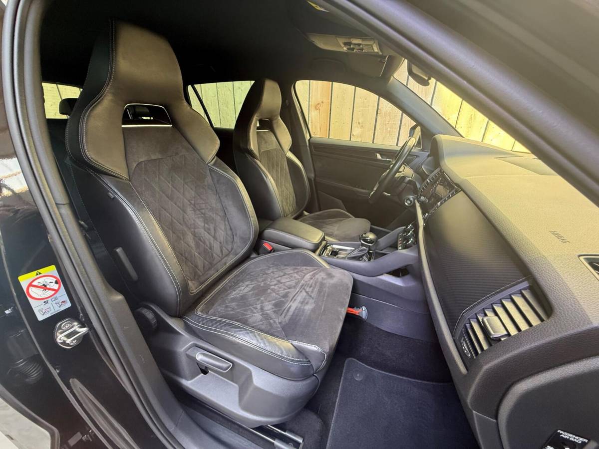 Škoda Kodiaq Skoda Kodiaq 1.5 TSI Sportline Business Automaat | Apple CarPlay/Android Auto | Climate & cruise control | DAB ontvanger | LED koplampen | Navigatiesysteem | Voorstoelen en achterbank verwarmd