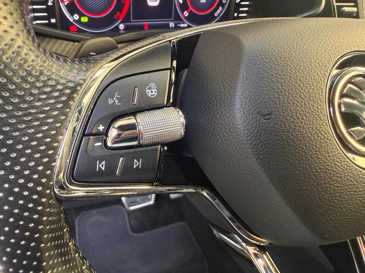 Škoda Kodiaq Skoda Kodiaq 1.5 TSI Sportline Business Automaat | Apple CarPlay/Android Auto | Climate & cruise control | DAB ontvanger | LED koplampen | Navigatiesysteem | Voorstoelen en achterbank verwarmd