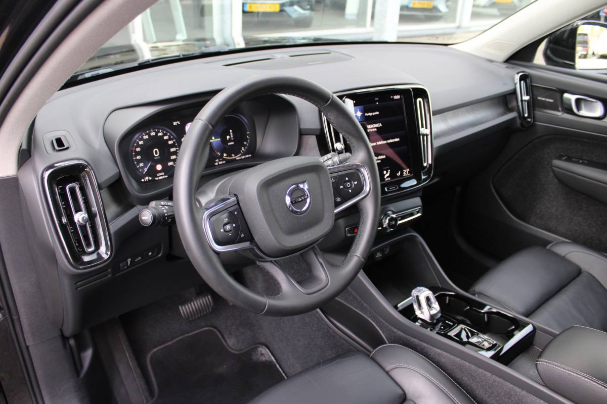 Volvo XC40 Volvo XC40 T5 Plug-in hybrid Plus Bright | H& K Audio | Memory | Trekhaak | Stoel/stuurverwarming | Camera | Climate | Leer |