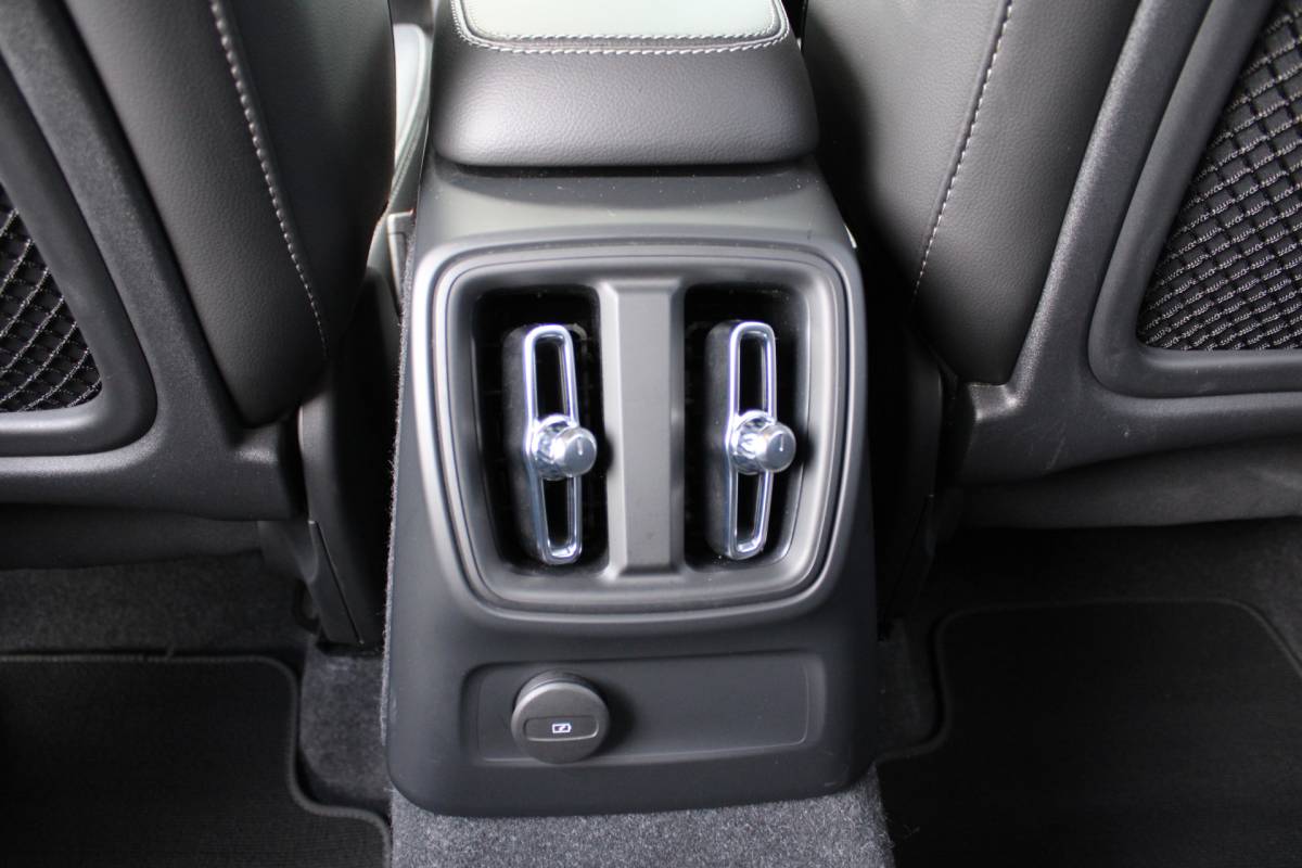 Volvo XC40 Volvo XC40 T5 Plug-in hybrid Plus Bright | H& K Audio | Memory | Trekhaak | Stoel/stuurverwarming | Camera | Climate | Leer |