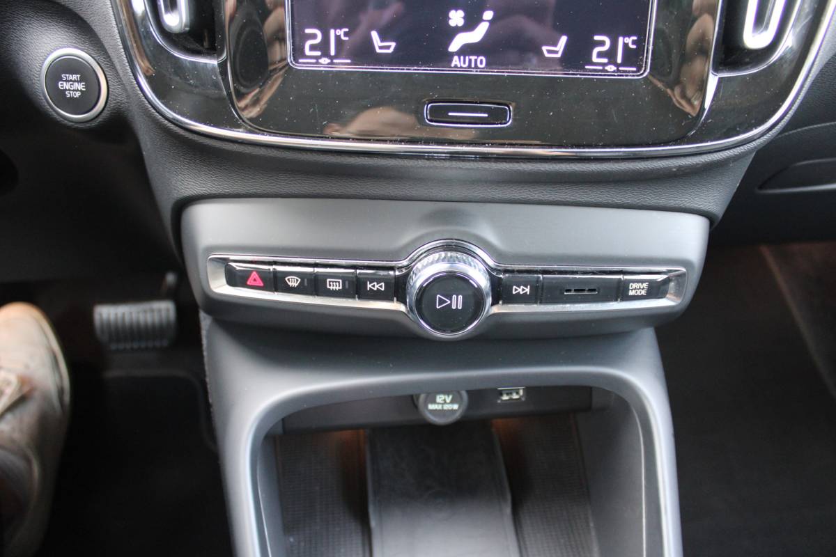 Volvo XC40 Volvo XC40 T5 Plug-in hybrid Plus Bright | H& K Audio | Memory | Trekhaak | Stoel/stuurverwarming | Camera | Climate | Leer |